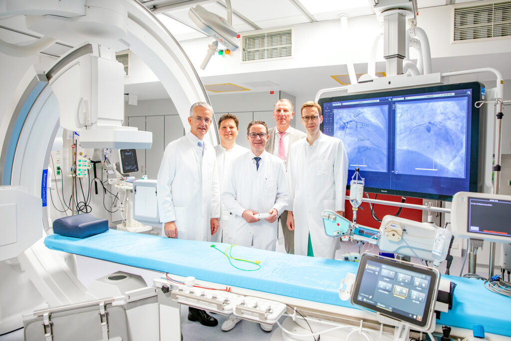 Prof. Lammert, Dr. Berliner, Prof. Bauersachs, Herr Raasch und Dr. König im neuen Herzkatheterlabor