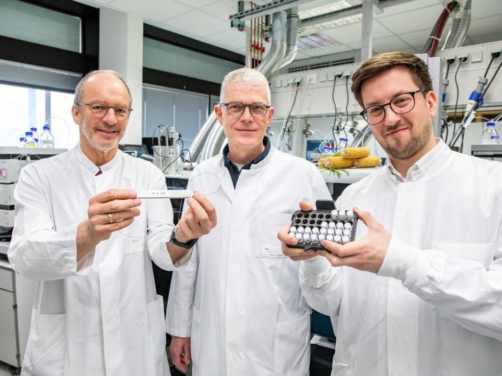 v.l.n.r. Prof. Pich, Prof. Wollert und Dr. Polten im Labor mit Proben in der Hand.